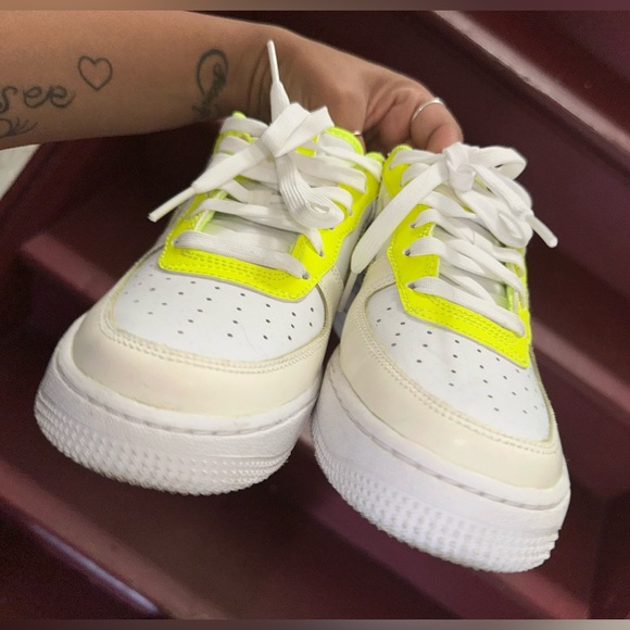 Nike Kids Sneakers in White and Neon Yellow - Picture 5 of 8